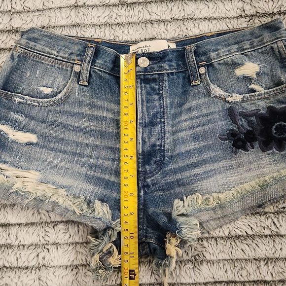 Button Down embroidered Abercrombie jean shorts size 29! - Picture 9 of 10
